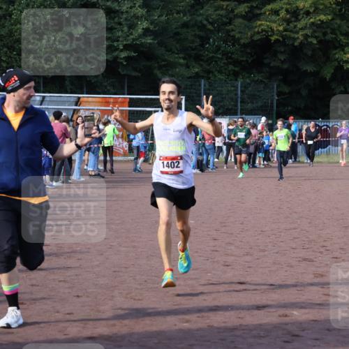 27.09.2026 - 35. Volkslauf durch das schöne Alstertal Strokosch-Dieckow http://msf.ph/oto/10582201 27.09.2026 11:19:14 Ziel 1402, 3418, 3959, 3961 meine-sportfotos.de