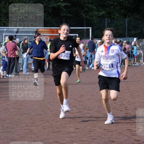 27.09.2026 - 35. Volkslauf durch das schöne Alstertal Strokosch-Dieckow http://msf.ph/oto/10582440 27.09.2026 11:19:10 Ziel 1402, 3959, 3961 meine-sportfotos.de