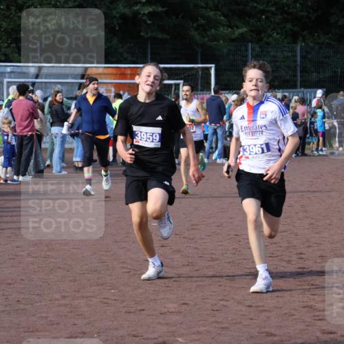 27.09.2026 - 35. Volkslauf durch das schöne Alstertal Strokosch-Dieckow http://msf.ph/oto/10582441 27.09.2026 11:19:10 Ziel 1402, 3959, 3961 meine-sportfotos.de