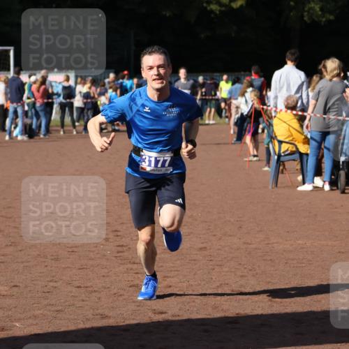 27.09.2026 - 35. Volkslauf durch das schöne Alstertal Strokosch-Dieckow http://msf.ph/oto/10582464 27.09.2026 11:18:24 Ziel 3177, 3243, 3391 meine-sportfotos.de