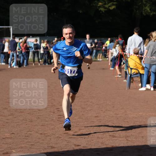 27.09.2026 - 35. Volkslauf durch das schöne Alstertal Strokosch-Dieckow http://msf.ph/oto/10582467 27.09.2026 11:18:24 Ziel 3177, 3243, 3391 meine-sportfotos.de
