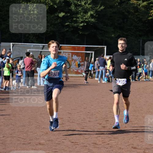 27.09.2026 - 35. Volkslauf durch das schöne Alstertal Strokosch-Dieckow http://msf.ph/oto/10582524 27.09.2026 11:17:34 Ziel 2396, 3976, 3997 meine-sportfotos.de