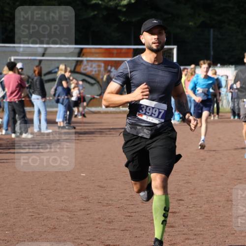 27.09.2026 - 35. Volkslauf durch das schöne Alstertal Strokosch-Dieckow http://msf.ph/oto/10582529 27.09.2026 11:17:31 Ziel 2396, 3968, 3976, 3997 meine-sportfotos.de