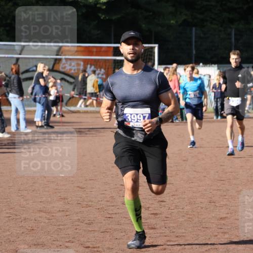 27.09.2026 - 35. Volkslauf durch das schöne Alstertal Strokosch-Dieckow http://msf.ph/oto/10582533 27.09.2026 11:17:30 Ziel 2396, 3968, 3976, 3997 meine-sportfotos.de