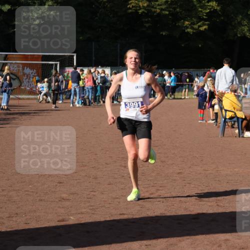 27.09.2026 - 35. Volkslauf durch das schöne Alstertal Strokosch-Dieckow http://msf.ph/oto/10582577 27.09.2026 11:16:46 Ziel 3302, 3325, 3991 meine-sportfotos.de