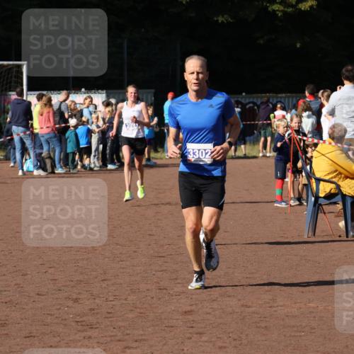 27.09.2026 - 35. Volkslauf durch das schöne Alstertal Strokosch-Dieckow http://msf.ph/oto/10582583 27.09.2026 11:16:40 Ziel 3302, 3325, 3991 meine-sportfotos.de