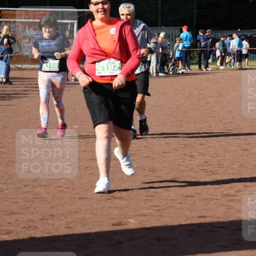 27.09.2026 - 35. Volkslauf durch das schöne Alstertal Strokosch-Dieckow http://msf.ph/oto/10582598 27.09.2026 11:16:12 Ziel 3277, 4188, 4192, 4193 meine-sportfotos.de