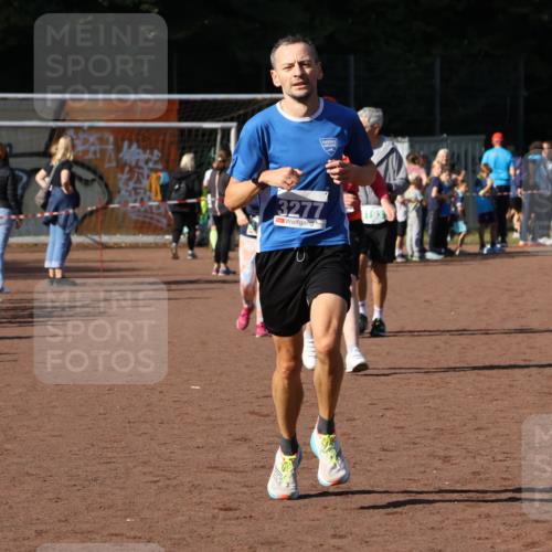 27.09.2026 - 35. Volkslauf durch das schöne Alstertal Strokosch-Dieckow http://msf.ph/oto/10582606 27.09.2026 11:16:08 Ziel 3277, 4188, 4192, 4193 meine-sportfotos.de