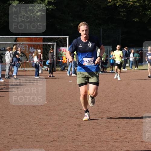 27.09.2026 - 35. Volkslauf durch das schöne Alstertal Strokosch-Dieckow http://msf.ph/oto/10582664 27.09.2026 11:14:41 Ziel 3202, 3288, 3385 meine-sportfotos.de