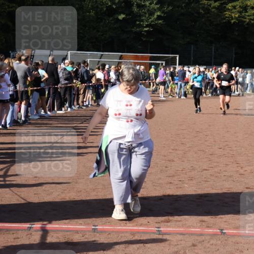 27.09.2026 - 35. Volkslauf durch das schöne Alstertal Strokosch-Dieckow http://msf.ph/oto/10582743 27.09.2026 11:28:17 Ziel 3229, 3287, 3983, 4182 meine-sportfotos.de