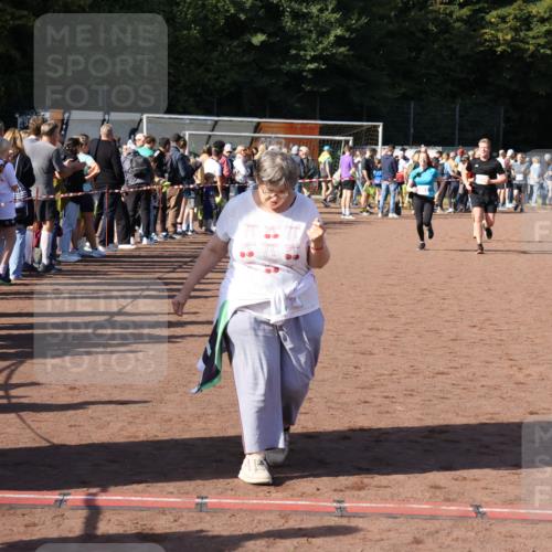 27.09.2026 - 35. Volkslauf durch das schöne Alstertal Strokosch-Dieckow http://msf.ph/oto/10582744 27.09.2026 11:28:17 Ziel 3229, 3287, 3983, 4182 meine-sportfotos.de