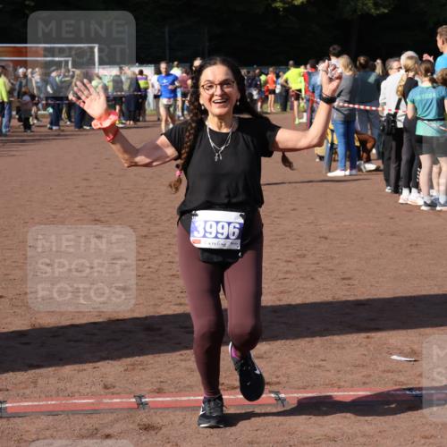 27.09.2026 - 35. Volkslauf durch das schöne Alstertal Strokosch-Dieckow http://msf.ph/oto/10582781 27.09.2026 11:32:55 Ziel 1426, 3006, 3007, 3276, 3363, 3996 meine-sportfotos.de
