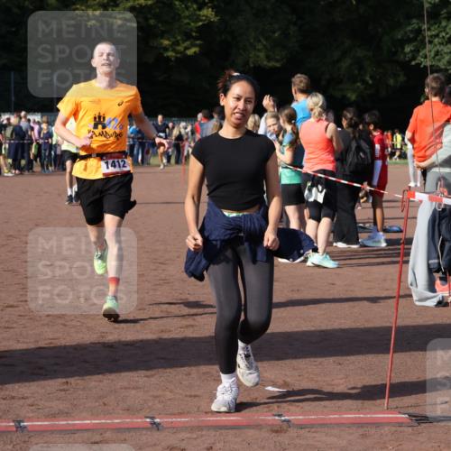 27.09.2026 - 35. Volkslauf durch das schöne Alstertal Strokosch-Dieckow http://msf.ph/oto/10582795 27.09.2026 11:27:39 Ziel 1408, 1412, 3417, 4180 meine-sportfotos.de