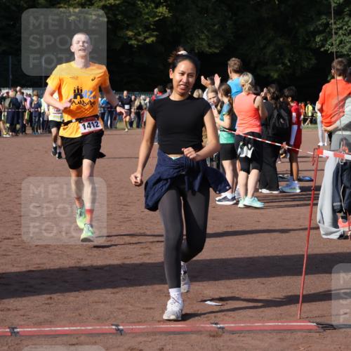 27.09.2026 - 35. Volkslauf durch das schöne Alstertal Strokosch-Dieckow http://msf.ph/oto/10582800 27.09.2026 11:27:39 Ziel 1408, 1412, 3417, 4180 meine-sportfotos.de