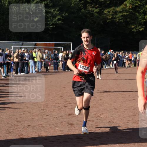27.09.2026 - 35. Volkslauf durch das schöne Alstertal Strokosch-Dieckow http://msf.ph/oto/10582823 27.09.2026 11:32:43 Ziel 1428, 1760, 3007, 3330, 3331 meine-sportfotos.de