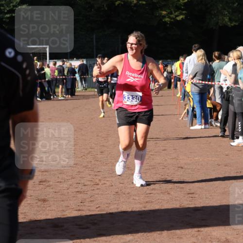 27.09.2026 - 35. Volkslauf durch das schöne Alstertal Strokosch-Dieckow http://msf.ph/oto/10582827 27.09.2026 11:32:41 Ziel 1428, 1760, 3330, 3331 meine-sportfotos.de