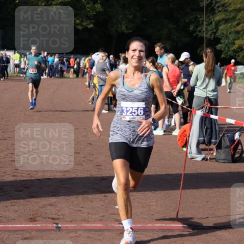 27.09.2026 - 35. Volkslauf durch das schöne Alstertal Strokosch-Dieckow http://msf.ph/oto/10582854 27.09.2026 11:32:21 Ziel 1423, 3256, 3415 meine-sportfotos.de