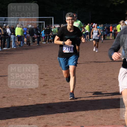 27.09.2026 - 35. Volkslauf durch das schöne Alstertal Strokosch-Dieckow http://msf.ph/oto/10582877 27.09.2026 11:32:14 Ziel 2314, 3256, 3369, 3415 meine-sportfotos.de