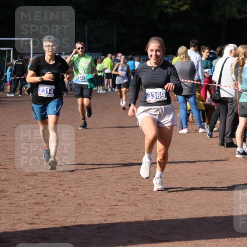 27.09.2026 - 35. Volkslauf durch das schöne Alstertal Strokosch-Dieckow http://msf.ph/oto/10582884 27.09.2026 11:32:12 Ziel 2314, 3369, 3415 meine-sportfotos.de