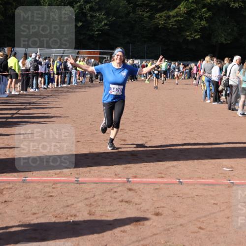 27.09.2026 - 35. Volkslauf durch das schöne Alstertal Strokosch-Dieckow http://msf.ph/oto/10582896 27.09.2026 11:32:05 Ziel 2142, 3369, 3420 meine-sportfotos.de