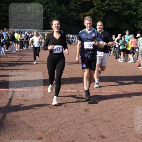 27.09.2026 - 35. Volkslauf durch das schöne Alstertal Strokosch-Dieckow http://msf.ph/oto/10582941 27.09.2026 11:31:51 Ziel 1417, 2216, 3214, 3370, 3951, 3960 meine-sportfotos.de