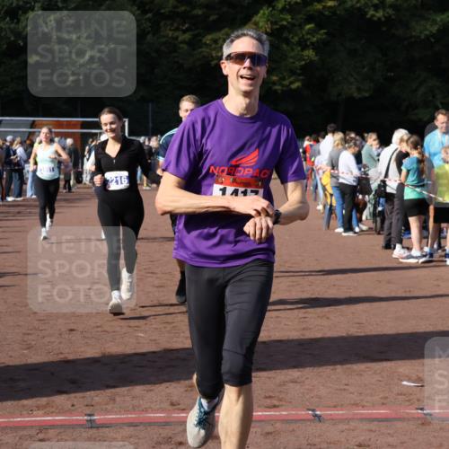27.09.2026 - 35. Volkslauf durch das schöne Alstertal Strokosch-Dieckow http://msf.ph/oto/10582947 27.09.2026 11:31:49 Ziel 1417, 2216, 3214, 3370, 3951, 3960, 3975 meine-sportfotos.de