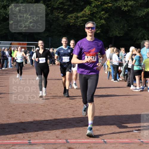 27.09.2026 - 35. Volkslauf durch das schöne Alstertal Strokosch-Dieckow http://msf.ph/oto/10582951 27.09.2026 11:31:49 Ziel 1417, 2216, 3214, 3370, 3951, 3960, 3975 meine-sportfotos.de