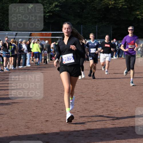 27.09.2026 - 35. Volkslauf durch das schöne Alstertal Strokosch-Dieckow http://msf.ph/oto/10582956 27.09.2026 11:31:45 Ziel 1417, 2216, 3214, 3370, 3951, 3960, 3975 meine-sportfotos.de