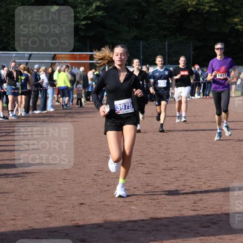27.09.2026 - 35. Volkslauf durch das schöne Alstertal Strokosch-Dieckow http://msf.ph/oto/10582959 27.09.2026 11:31:45 Ziel 1417, 2216, 3214, 3370, 3951, 3960, 3975 meine-sportfotos.de