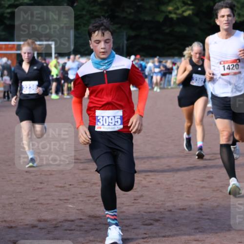 27.09.2026 - 35. Volkslauf durch das schöne Alstertal Strokosch-Dieckow http://msf.ph/oto/10582998 27.09.2026 11:31:20 Ziel 1420, 3095, 3236, 3350, 3382, 3955 meine-sportfotos.de