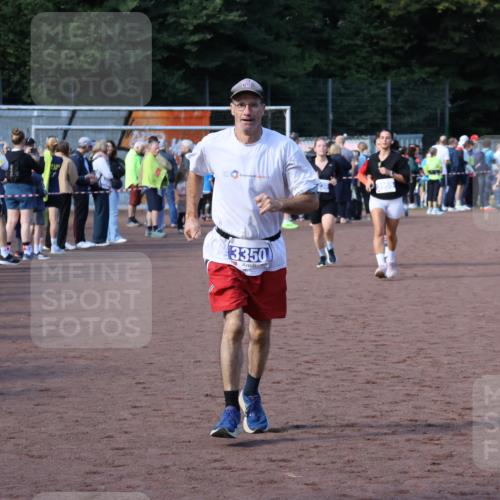 27.09.2026 - 35. Volkslauf durch das schöne Alstertal Strokosch-Dieckow http://msf.ph/oto/10583011 27.09.2026 11:31:15 Ziel 1420, 3095, 3119, 3141, 3236, 3350, 3382, 3955 meine-sportfotos.de