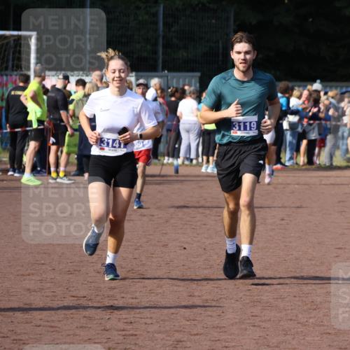 27.09.2026 - 35. Volkslauf durch das schöne Alstertal Strokosch-Dieckow http://msf.ph/oto/10583032 27.09.2026 11:31:07 Ziel 3119, 3141, 3172 meine-sportfotos.de