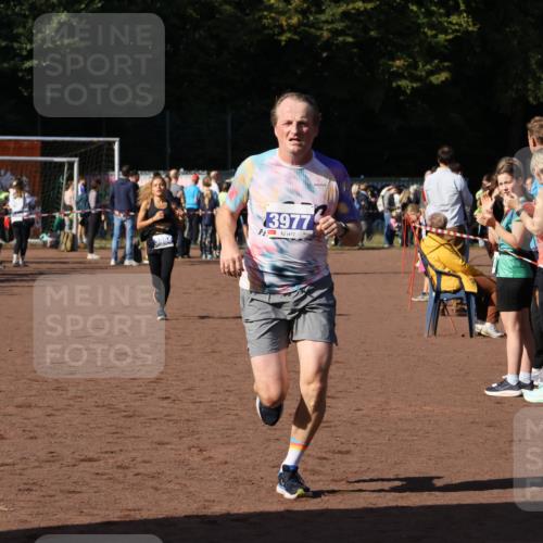27.09.2026 - 35. Volkslauf durch das schöne Alstertal Strokosch-Dieckow http://msf.ph/oto/10583068 27.09.2026 11:27:07 Ziel 3326, 3977, 3994 meine-sportfotos.de
