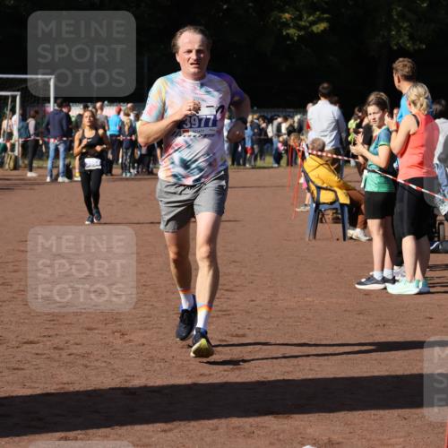 27.09.2026 - 35. Volkslauf durch das schöne Alstertal Strokosch-Dieckow http://msf.ph/oto/10583091 27.09.2026 11:27:07 Ziel 3326, 3977, 3994 meine-sportfotos.de