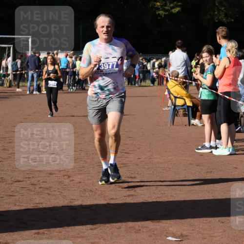 27.09.2026 - 35. Volkslauf durch das schöne Alstertal Strokosch-Dieckow http://msf.ph/oto/10583099 27.09.2026 11:27:07 Ziel 3326, 3977, 3994 meine-sportfotos.de