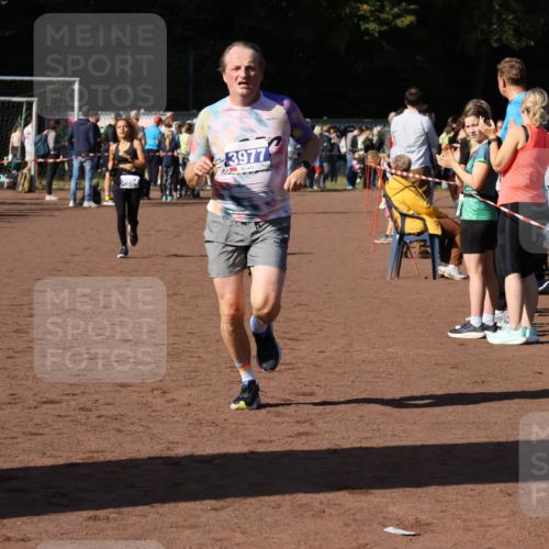 27.09.2026 - 35. Volkslauf durch das schöne Alstertal Strokosch-Dieckow http://msf.ph/oto/10583107 27.09.2026 11:27:07 Ziel 3326, 3977, 3994 meine-sportfotos.de