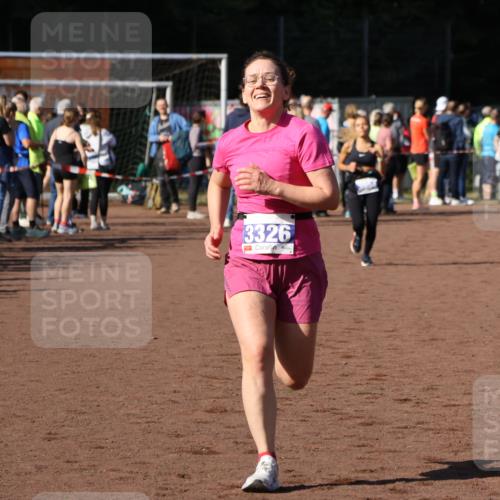 27.09.2026 - 35. Volkslauf durch das schöne Alstertal Strokosch-Dieckow http://msf.ph/oto/10583121 27.09.2026 11:27:05 Ziel 3326, 3977 meine-sportfotos.de