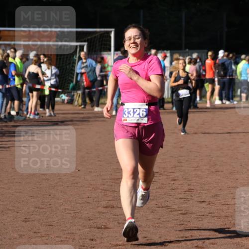 27.09.2026 - 35. Volkslauf durch das schöne Alstertal Strokosch-Dieckow http://msf.ph/oto/10583128 27.09.2026 11:27:05 Ziel 3326, 3977 meine-sportfotos.de