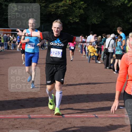 27.09.2026 - 35. Volkslauf durch das schöne Alstertal Strokosch-Dieckow http://msf.ph/oto/10583137 27.09.2026 11:29:51 Ziel 3020, 3250, 3253, 3263, 3348, 3411, 3413, 3985 meine-sportfotos.de