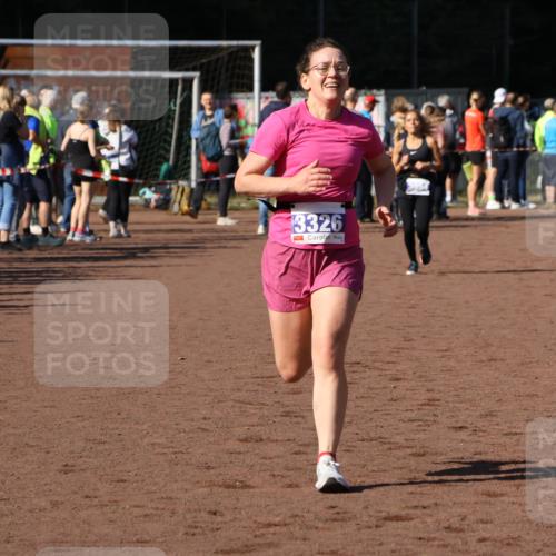 27.09.2026 - 35. Volkslauf durch das schöne Alstertal Strokosch-Dieckow http://msf.ph/oto/10583155 27.09.2026 11:27:04 Ziel 3326, 3977 meine-sportfotos.de
