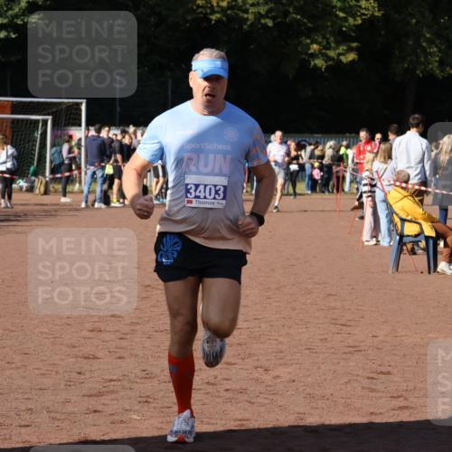 27.09.2026 - 35. Volkslauf durch das schöne Alstertal Strokosch-Dieckow http://msf.ph/oto/10583185 27.09.2026 11:26:56 Ziel 3396, 3403 meine-sportfotos.de