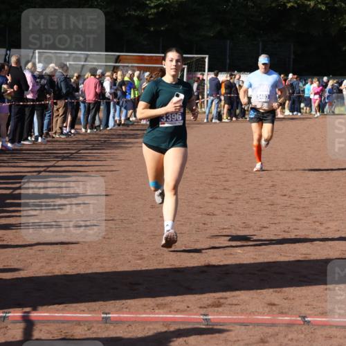 27.09.2026 - 35. Volkslauf durch das schöne Alstertal Strokosch-Dieckow http://msf.ph/oto/10583215 27.09.2026 11:26:54 Ziel 1411, 3396, 3403 meine-sportfotos.de