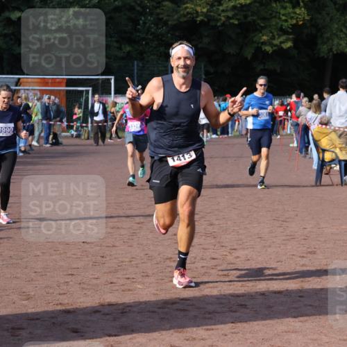 27.09.2026 - 35. Volkslauf durch das schöne Alstertal Strokosch-Dieckow http://msf.ph/oto/10583219 27.09.2026 11:29:32 Ziel 1413, 3061, 3328, 3409, 3990, 3992 meine-sportfotos.de