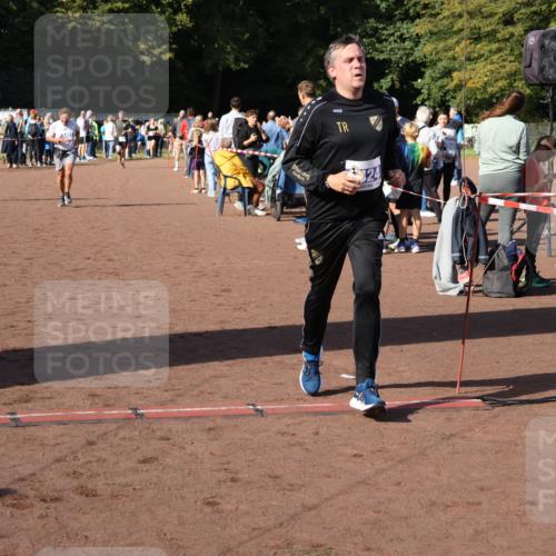 27.09.2026 - 35. Volkslauf durch das schöne Alstertal Strokosch-Dieckow http://msf.ph/oto/10583293 27.09.2026 11:28:54 Ziel 1002, 3145, 3401, 3424 meine-sportfotos.de