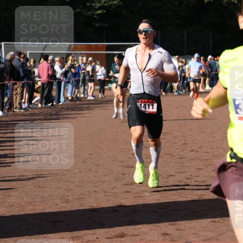27.09.2026 - 35. Volkslauf durch das schöne Alstertal Strokosch-Dieckow http://msf.ph/oto/10583308 27.09.2026 11:26:50 Ziel 1411, 3157, 3396, 3403, 3958 meine-sportfotos.de