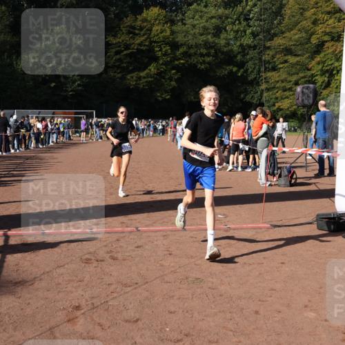 27.09.2026 - 35. Volkslauf durch das schöne Alstertal Strokosch-Dieckow http://msf.ph/oto/10583330 27.09.2026 11:28:34 Ziel 2999, 3025, 3026, 3293 meine-sportfotos.de
