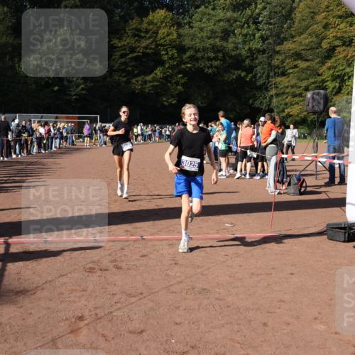 27.09.2026 - 35. Volkslauf durch das schöne Alstertal Strokosch-Dieckow http://msf.ph/oto/10583334 27.09.2026 11:28:33 Ziel 2999, 3025, 3026, 3293 meine-sportfotos.de