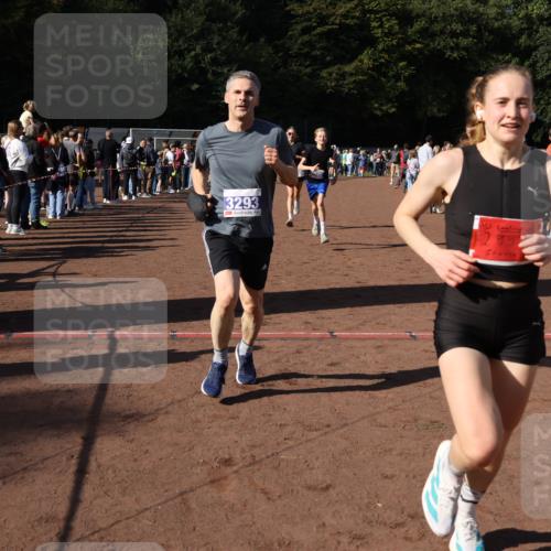 27.09.2026 - 35. Volkslauf durch das schöne Alstertal Strokosch-Dieckow http://msf.ph/oto/10583341 27.09.2026 11:28:31 Ziel 2999, 3025, 3026, 3293 meine-sportfotos.de
