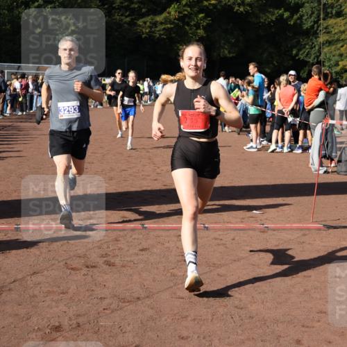 27.09.2026 - 35. Volkslauf durch das schöne Alstertal Strokosch-Dieckow http://msf.ph/oto/10583342 27.09.2026 11:28:31 Ziel 2999, 3025, 3026, 3293 meine-sportfotos.de