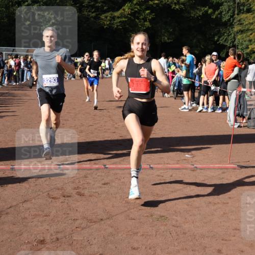 27.09.2026 - 35. Volkslauf durch das schöne Alstertal Strokosch-Dieckow http://msf.ph/oto/10583343 27.09.2026 11:28:31 Ziel 2999, 3025, 3026, 3293 meine-sportfotos.de